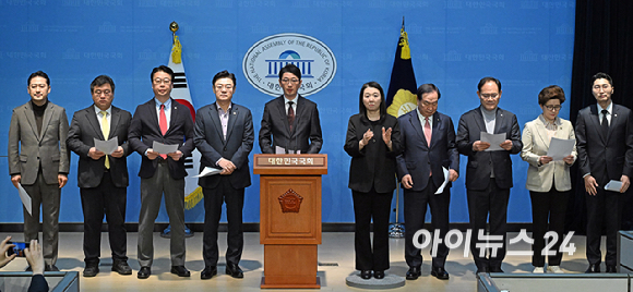 국민의힘 소속 &lsquo;윤석열 정부의 비상계엄 선포를 통한 내란 혐의 진상 규명 국정조사 특별위원회&rsquo; 위원들이 10일 국회 소통관에서 윤석열 대통령 '불법 구속' 관련 오동운 고위공직자범죄수사처장 고발 기자회견을 하고 있다. [사진=곽영래 기자]