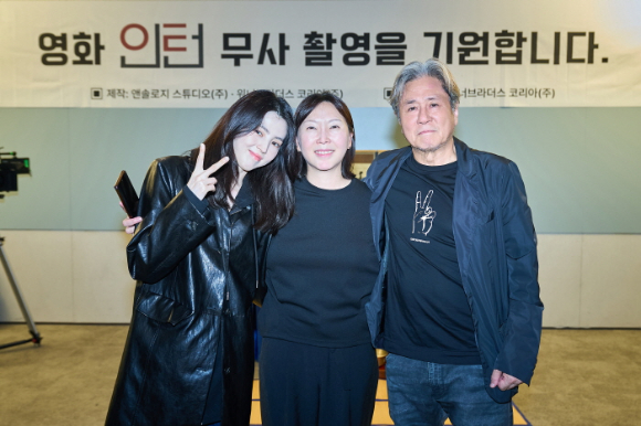 배우 한소희와 최민식이 영화 '인턴'으로 뭉쳤다. [사진=워너브러더스 코리아㈜]