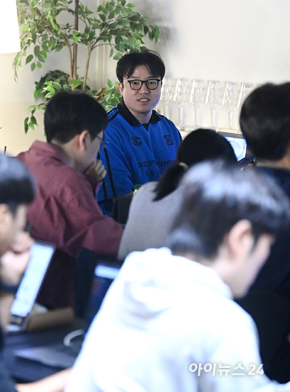 여승호 AI 아트 디렉터가 8일 서울 강남구 역삼동 라임스퀘어 강남역점에서 진행된 아이뉴스24 'AFX 마스터 클래스'에서 강의를 하고 있다. [사진=곽영래 기자]