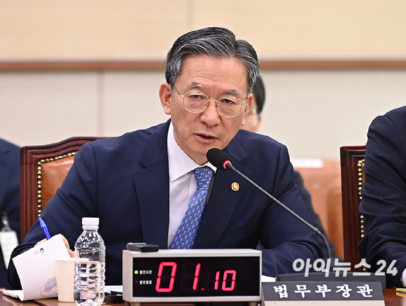 정성호 법무부 장관이 3일 서울 여의도 국회에서 열린 윤석열 정권 정치검찰 조작기소 의혹사건 진상규명 국정조사 특별위원회 전체회의에서 질의에 답변하고 있다. [사진=곽영래 기자]