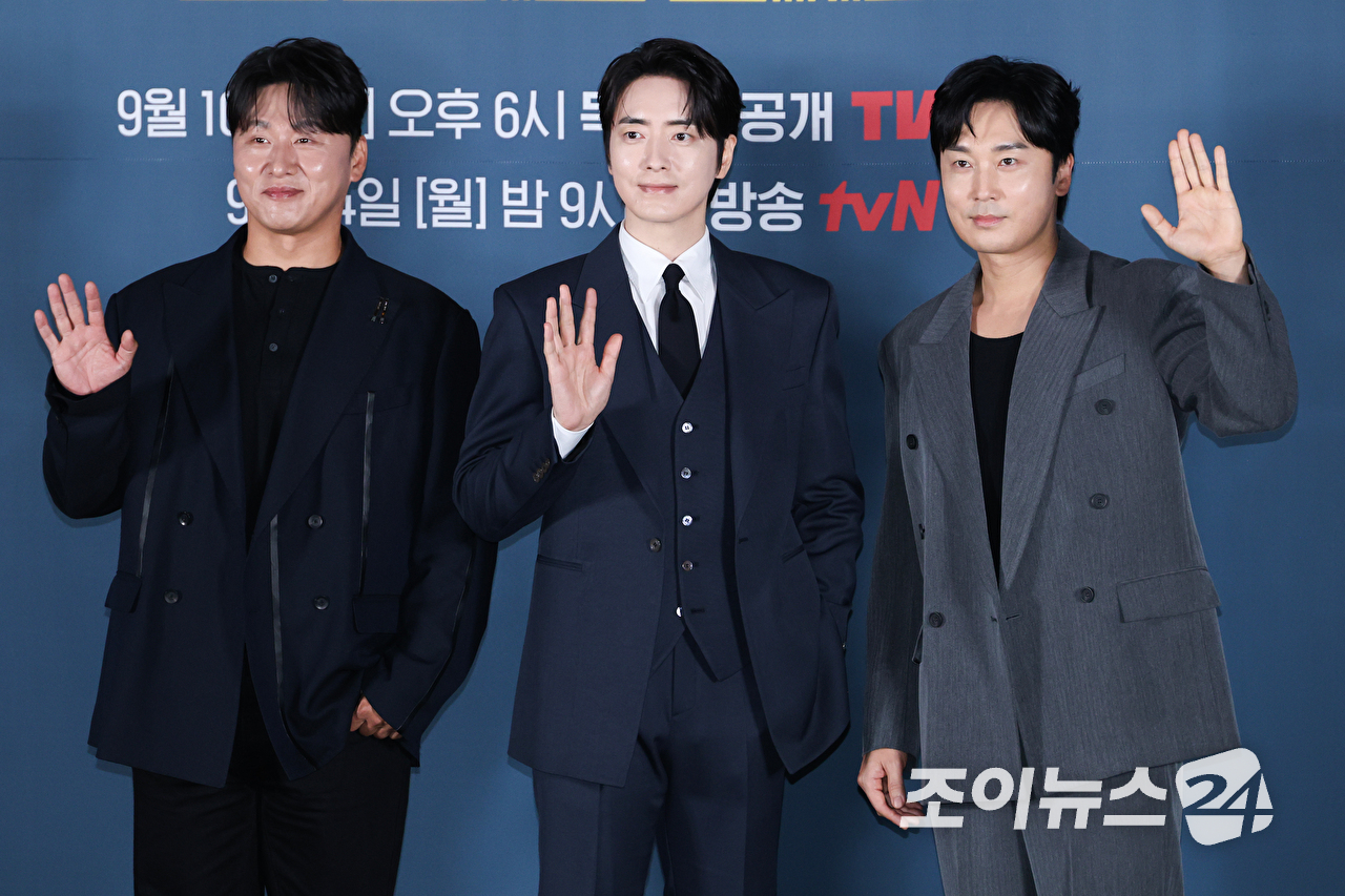 배우 오대환, 이준혁, 서현우가 8일 오전 서울 용산구 CGV 용산아이파크몰점에서 진행된 티빙 오리지널 '로또 1등도 출근합니다' 제작발표회에 참석해 포즈를 취하고 있다. [사진=문수지 기자]