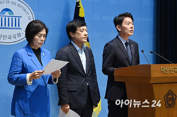 더불어민주당 최민희, 이성윤, 한민수 더불어민주당 최고위원 후보가 24일 서울 여의도 국회 소통관에서 김민석 당대표 후보의 신천지 의혹 제기 관련 기자회견을 하고 있다. [사진=곽영래 기자]