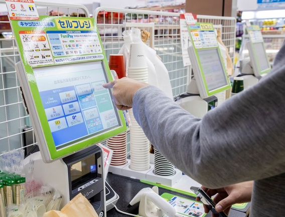 일본 도쿄 미나토구에 있는 편의점체인 로손의 차세대 편의점 연구를 위한 '로손 이노베이션 랩'에 인공지능 로봇 페퍼가 고객을 안내하기 위해 배치돼 있다. [사진=로이터/연합뉴스]