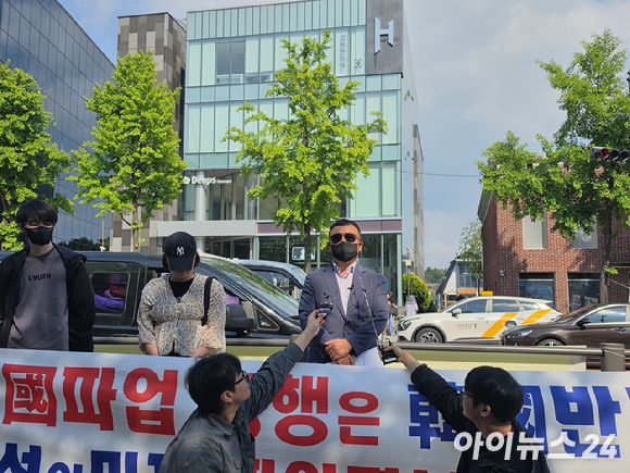 삼성전자 주주행동 실천본부 관계자가 12일 서울 이태원에서 노조의 파업을 규탄하는 입장을 밝히고 있다. [사진=황세웅 기자]
