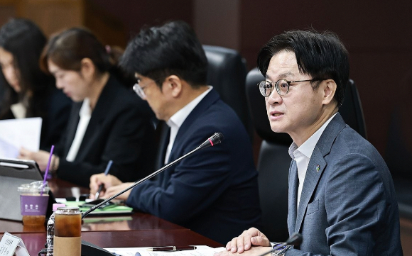 김정관 산업통상부 장관이 1일 서울 종로구 한국무역보험공사 대회의실에서 열린 철강업계 긴급 간담회에서 발언하고 있다. [사진=산업통상부]