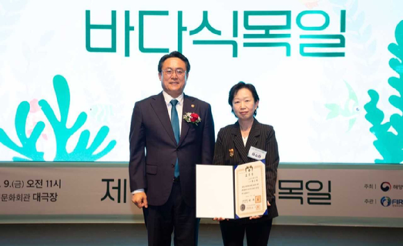 효성티앤씨 유소라 상무(오른쪽)가 9일 열린 '제13회 바다식목일 기념식'에서 대통령표창을 수상한 뒤 기념사진을 촬영하고 있다. 왼쪽은 강도형 해양수산부 장관. [사진=효성티앤씨]