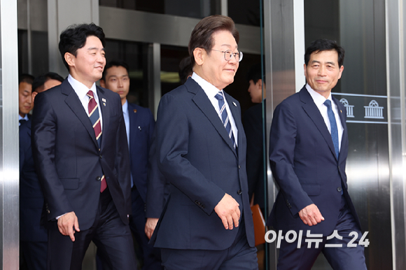 이재명 대통령이 26일 서울 여의도 국회에서 정부의 추가경정예산안 제출과 관련해 첫 시정연설을 마친 뒤 본청에서 나서고 있다. [사진=국회사진기자단]