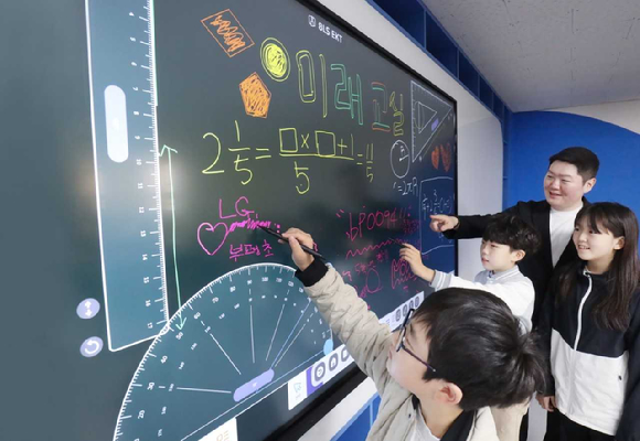 교사와 학생들이 최대 40곳의 멀티 터치 지원은 물론, 다양한 교육용 템플릿을 제공하는 LG 전자칠판을 활용해 수업을 진행하고 있다. [사진=LG전자]