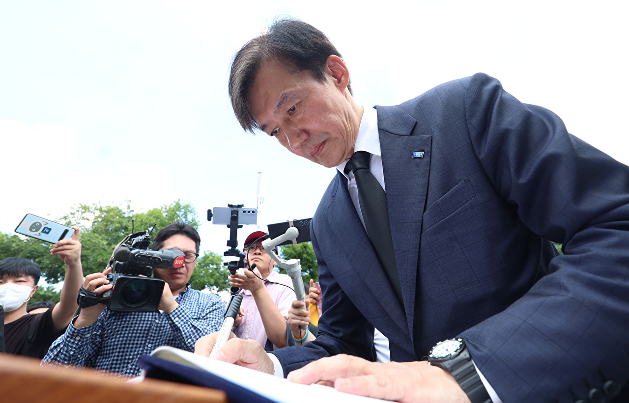 조국혁신당 조국 혁신정책연구원장이 25일 오전 경남 김해시 진영읍 봉하마을에서 노무현 전 대통령 묘역 참배 후 방명록을 작성하고 있다. [사진=연합뉴스]