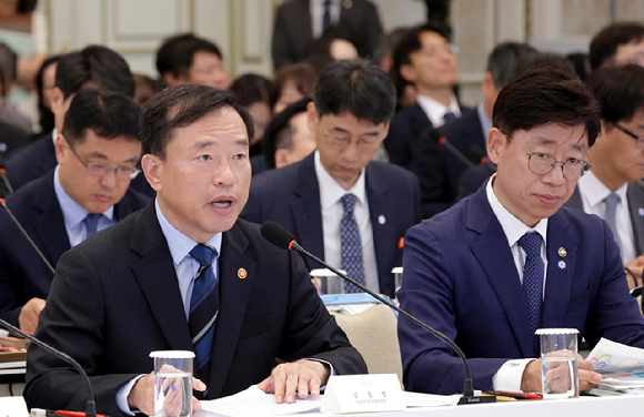 김종철 방송미디어통신위원장이 16일 청와대 영빈관에서 열린 이재명 대통령 주재 업무보고에서 보고하고 있다. [사진=청와대통신사진기자단]
