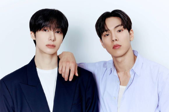 몬스타엑스 유닛 셔누X형원이 최근 서울 강남구 스타쉽엔터테인먼트 사옥에서 진행된 신보 발매 기념 인터뷰에서 포즈를 취하고 있다. [사진=스타쉽엔터테인먼트]