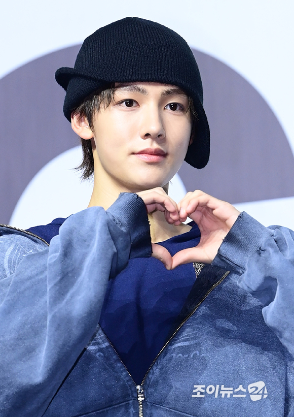 그룹 코르티스 성현이 18일 오후 서울 용산구 블루스퀘어에서 열린 코르티스(CORTIS) 데뷔 쇼케이스 '컬러 아웃사이드 더 라인스'(COLOR OUTSIDE THE LINES)에 참석하고 있다. [사진=정소희 기자]