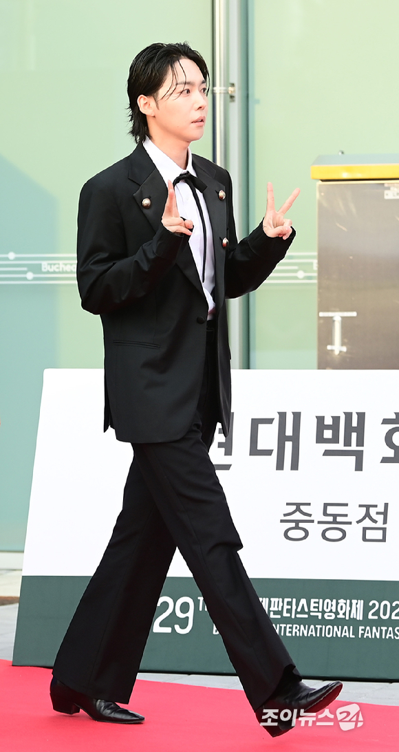 위너 김진우가 3일 오후 경기도 부천시 부천아트센터에서 열린 제29회 부천국제판타스틱영화제 레드카펫 행사에 참석하고 있다. [사진=정소희 기자]