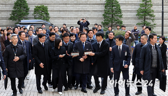 이재명 더불어민주당 대표가 25일 서울 서초구 중앙지방법원에서 열린 위증교사 혐의 사건 1심 선고공판에 출석하고 있다. [사진=사진공동취재단]