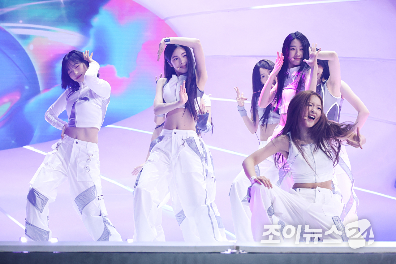그룹 A2O 라이트가 12일 오후 경기도 고양시 일산 킨텍스에서 진행된 A2O 소울(A2O SOUL)&middot;A2O 라이트(A2O LITE)의 데뷔쇼 '웰컴 투 소울라이트 프롬 A2O 소울 A2O 라이트(WELCOME TO SOULITE From A2O SOUL A2O LITE)' 행사에 참석해 열띤 무대를 펼치고 있다. [사진=문수지 기자]