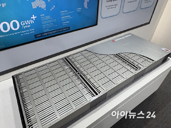 LG에너지솔루션의 셀 길이 확장형 배터리 셀을 적용한 ESS용 JF2 팩. [사진=권서아 기자]