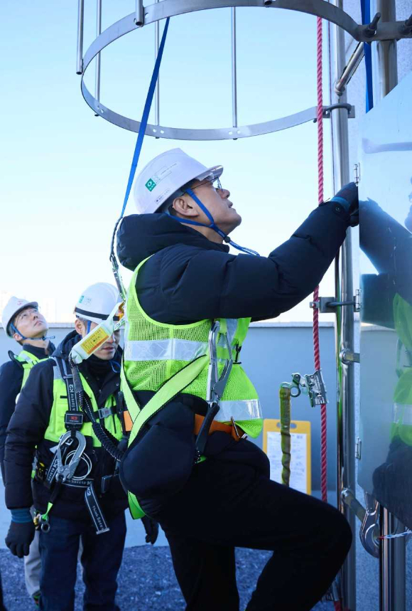 정재헌 SK텔레콤 CEO가 기지국 설치 작업 현장에 올라가는 모습. [사진=SKT]