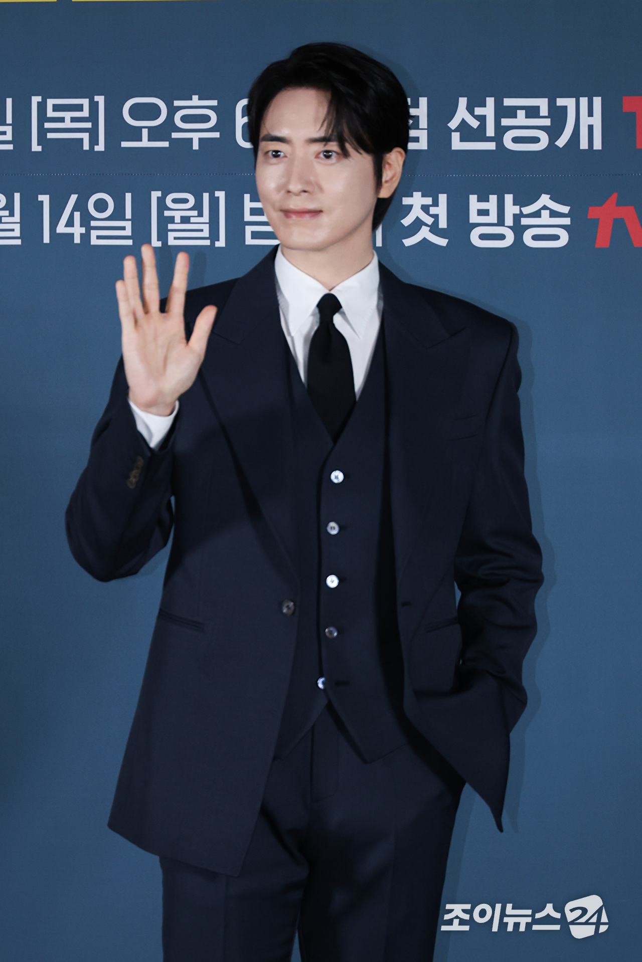 배우 이준혁이 8일 오전 서울 용산구 CGV 용산아이파크몰점에서 진행된 티빙 오리지널 '로또 1등도 출근합니다' 제작발표회에 참석해 포즈를 취하고 있다. [사진=문수지 기자]