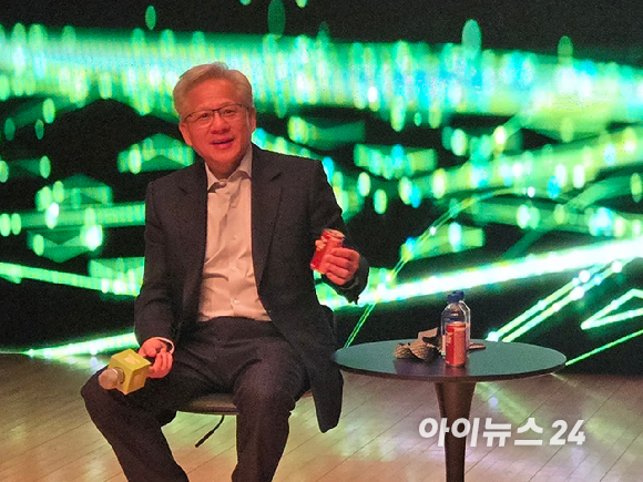 젠슨 황 엔비디아 CEO가 31일 경주예술의전당 원화홀에서 열린 프레스 컨퍼런스에서 잠시 숨을 고르는 모습. [사진=박지은 기자]