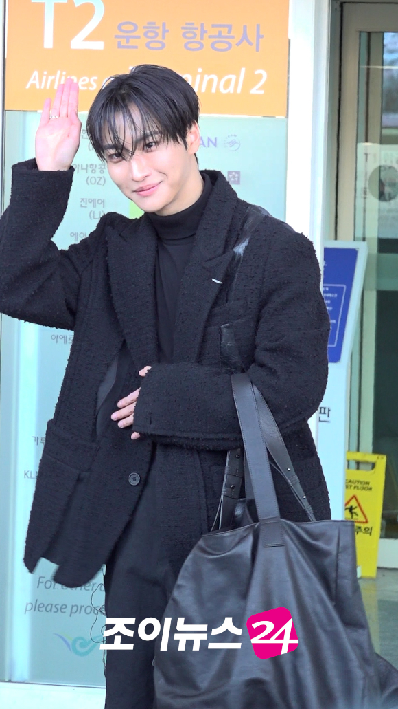 그룹 에이티즈(ATEEZ) 성화가 20일 해외 일정 참석 차 인천국제공항을 통해 출국하고 있다. [사진=문수지 기자]