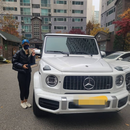 국가대표 축구선수 출신 김병지가 아내에게 고급 차량을 선물했다. [사진=김병지 인스타그램]