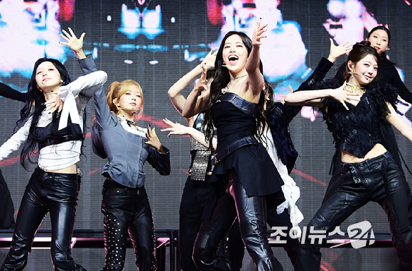 그룹 아이브가 23일 오후 서울 광진구 광장동 예스24라이브홀에서 열린 아이브(IVE) 정규 2집 '리바이브 플러스'(REVIVE+) 발매 기념 쇼케이스에서 '블랙홀' 무대를 선보이고 있다. [사진=정소희 기자]