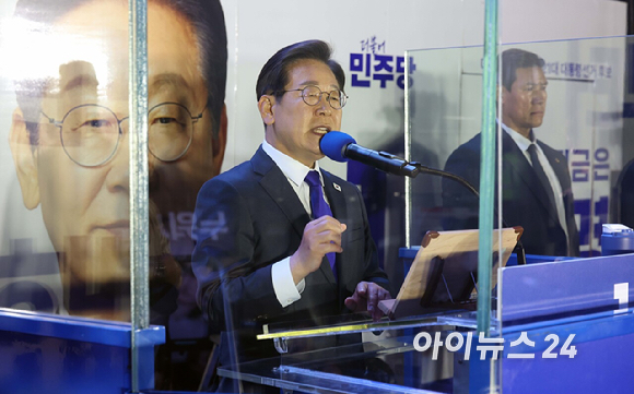 이재명 제 21대 대통령 당선인이 4일 오전 국회 앞에 설치된 축하 무대에서 연설을 하고 있다. [사진=곽영래 기자]