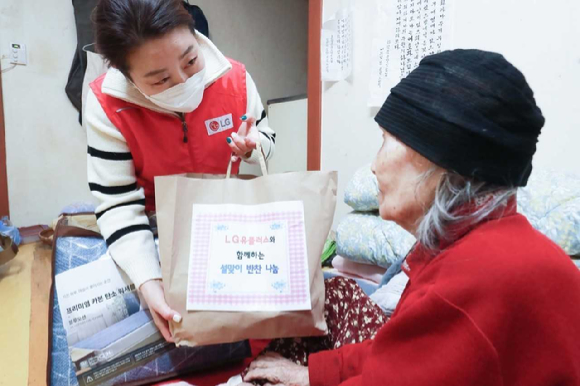 서울 용산구 후암동 중식당 유원에서 LG유플러스 임직원들이 독거어르신들에게 전달할 반찬을 담고 있는 모습. [사진=LGU+]
