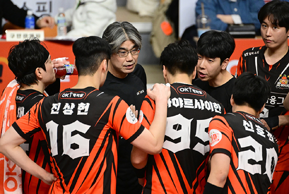 OK금융그룹 오기노 마사지 감독이 선수들에게 작전을 지시하고 있다. [사진=한국배구연맹(KOVO)]