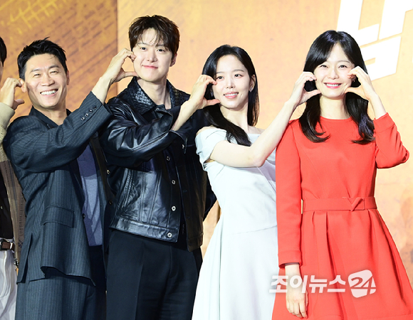 (왼쪽부터)배우 윤경호-이다희-김지석-진선규-공명-강한나-전소민이 15일 오전 서울 중구 장충동 앰배서더 서울 풀만 호텔에서 열린 넷플릭스 영화 '남편들' 제작보고회에 참석하고 있다. [사진=정소희 기자]