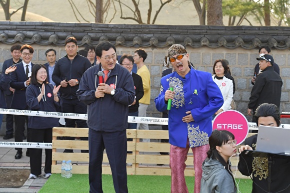 주낙영 경주시장(왼쪽)이 대릉원 돌담길 벚꽃축제 행사에 참여하고 있다. [사진=경주시청]