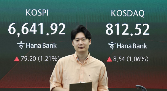 3일 오전 하나은행 딜링룸 [사진=연합뉴스]