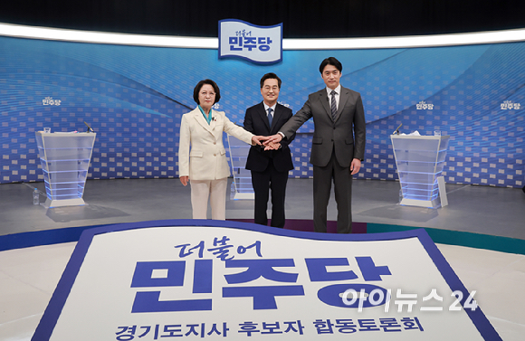 더불어민주당 추미애(왼쪽부터)&middot;김동연&middot;한준호 경기도지사 경선후보가 1일 서울 양천구 SBS 목동 스튜디오에서 열린 더불어민주당 경기도지사 후보자 2차 TV 합동토론회에 참석해 기념 촬영하고 있다. [사진=국회사진기자단]