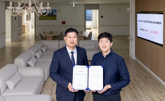 지난 12일 경기도 화성에 위치한 케어링스테이 레이크점에서 이승준 한샘 이사(왼쪽)와 김태성 케어링 대표이 업무협약식 이후 기념 사진을 촬영하고 있다. [사진=한샘]