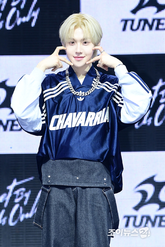 3일 오후 서울 광진구 광장동 예스24라이브홀에서 신인 보이그룹&nbsp;튜넥스(TUNEXX)&nbsp;첫 번째 미니 앨범 '셋 바이 어스 온리'(SET BY US ONLY) 발매 기념 쇼케이스가 열렸다.&nbsp;튜넥스 시환이 포토타임을 갖고 있다. [사진=정소희 기자]