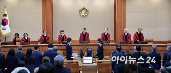 문형배 헌법재판소장 권한대행과 재판관들이 13일 서울 종로구 헌법재판소에서 열린 '윤석열 대통령 탄핵심판 8차 변론'에 입장해 자리하고 있다. [사진=사진공동취재단]