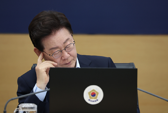 이재명 대통령이 11일 정부세종청사에서 열린 국무회의에서 참석자 발언을 듣고 있다. 2026.8.11 [사진=연합뉴스]