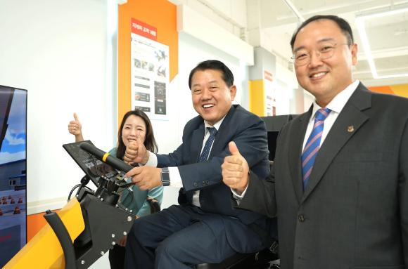 경복대학교를 찾은 김병주 최고위원과 관계자들이 사진 촬영을 하고 있다. [사진=경복대학교]