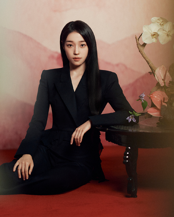 배우 노윤서가 넷플릭스 시리즈 '동궁' 인터뷰에 앞서 포즈를 취하고 있다. [사진=넷플릭스]