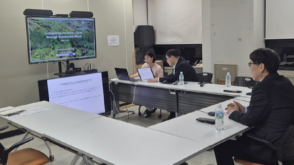 산림청은 23일 &lsquo;지속가능한 산림경영 기반 목재 생산 및 활용&rsquo;을 주제로 글로벌 웨비나를 개최했다 [사진=산림청]