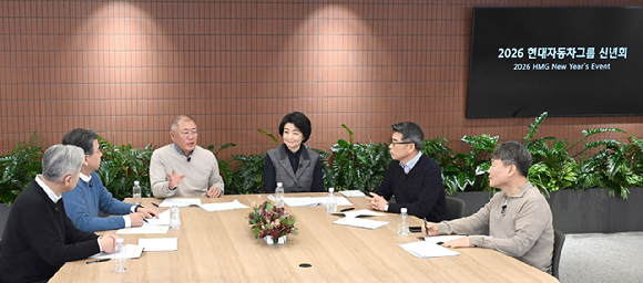 정의선 현대차그룹 회장이 5일 진행한 온라인 신년회에서 그룹 임직원들에게 새해 메시지를 전하고 있다. [사진=현대자동차그룹]