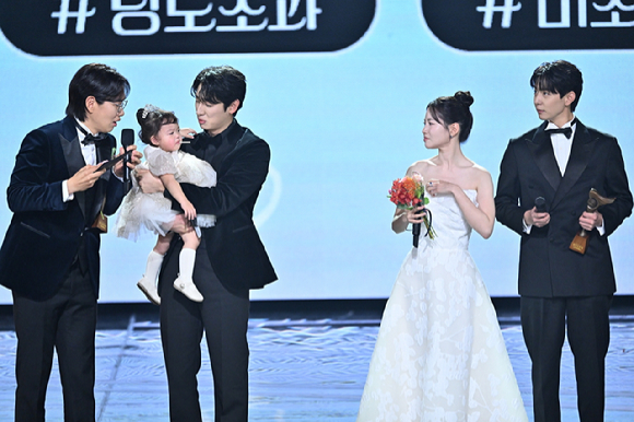 'KBS연기대상' 베스트커플상을 수상한 윤박-이봄('독수리 5형제를 부탁해')과 하승리-현우('마리와 별난 아빠들') [사진=KBS ]