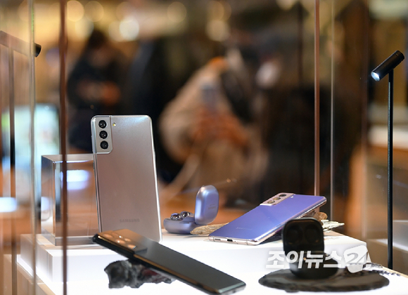 삼성전자가 15일(한국시간) 자정 온라인에서 진행된 '삼성 갤럭시 언팩 2021'을 통해 공개한 플래그십 스마트폰 갤럭시 S21 시리즈를 공개했다. 이날 서울 서초구 삼성전자 서초사옥 딜라이트샵을 찾은 시민들이 새로운 갤럭시 S21을 살펴보고 있다. [사진=조이뉴스24 포토DB]