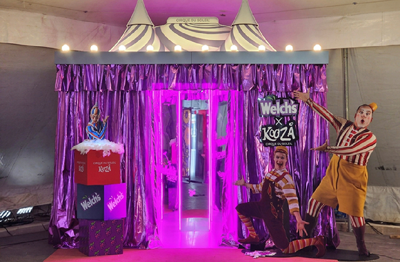 태양의서커스 부산 공연장 내 웰치스 포토존. [사진=농심 제공]