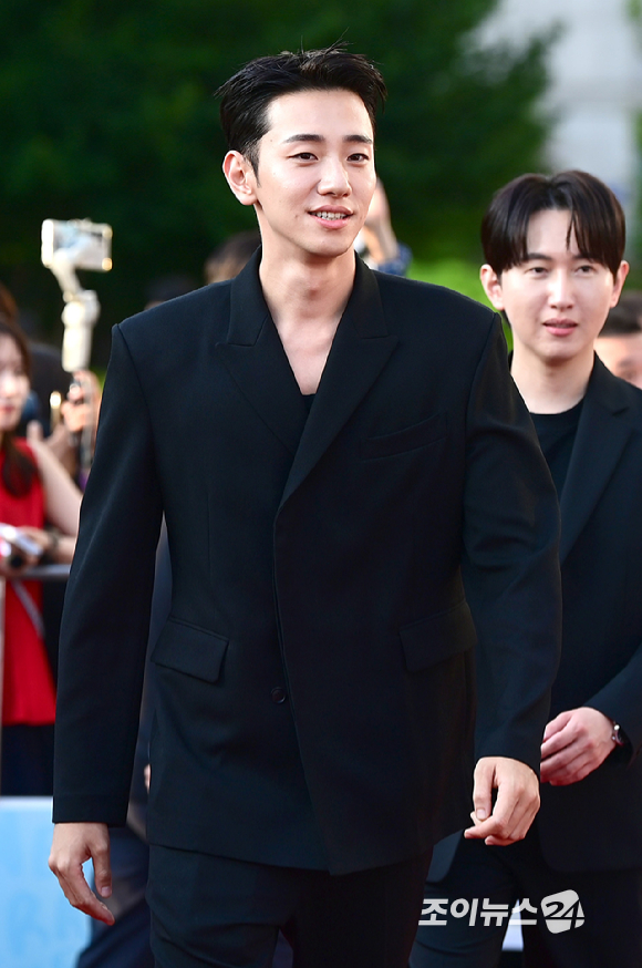 배우 남윤수가 2일 경기도 부천시 원미구 부천시청 잔디광장에서 진행된 제30회 부천국제판타스틱영화제(BIFAN) 레드카펫 행사에 참석하고 있다. [사진=정소희 기자]