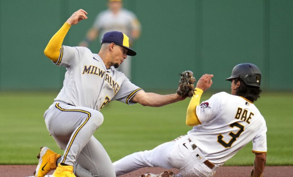 MLB 피츠버그에서 뛰고 있는 배지환(오른쪽)이 6일(한국시간) 열린 밀워키와 홈 경기 1회말 안타 출루 후 2루 도루를 시도하다 태그 아웃되고 있다. [사진=뉴시스]