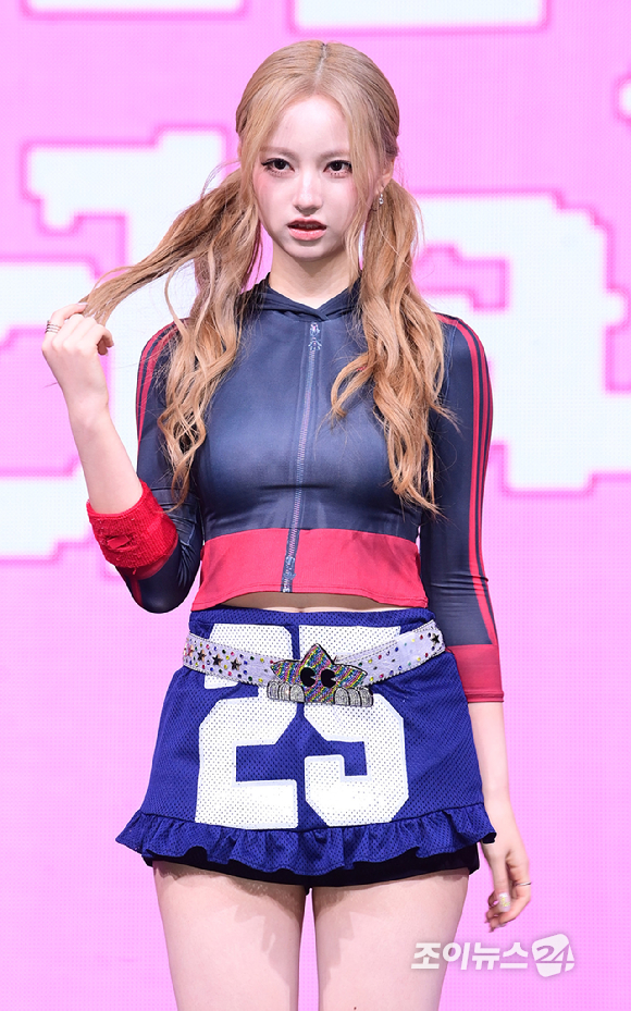 그룹 아워벌스데이(OURBIRTHDAY) 베이비가 19일 오후 서울 용산구 블루스퀘어에서 열린 데뷔 쇼케이스에 참석해 포토타임을 갖고 있다. [사진=정소희 기자]
