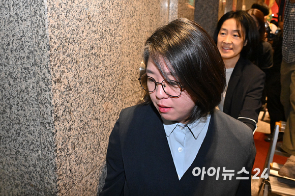 용혜인 성평등가족부 장관 후보자가 2일 서울 서대문구에 마련된 인사청문회 준비 사무실로 출근하고 있다. [사진=곽영래 기자]