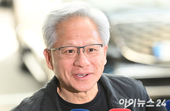 젠슨 황 엔비디아 최고경영자(CEO)가 방한 일정을 마치고 지난 9일 서울김포비즈니스항공센터를 통해 출국에 앞서 취재진의 질문에 답변하고 있다. [사진=곽영래 기자]
