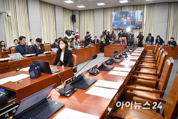 박찬대 국회 운영위원장이 14일 오후 서울 여의도 국회에서 열린 운영위원회 전체회의에서 회의를 주재하고 있는 가운데 국민의힘 의원들의 빈자리가 눈에 띄고 있다. [사진=곽영래 기자]